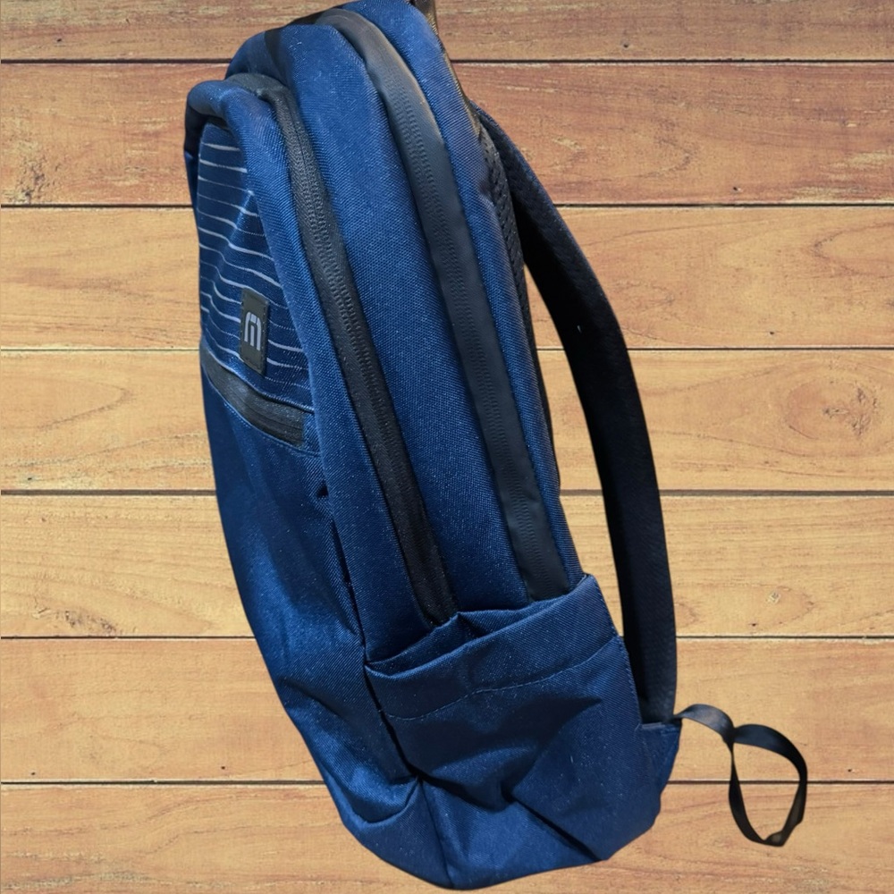 TravisMathew Approach Backpack In River Blue Navy, Like New - Picture 7 of 11